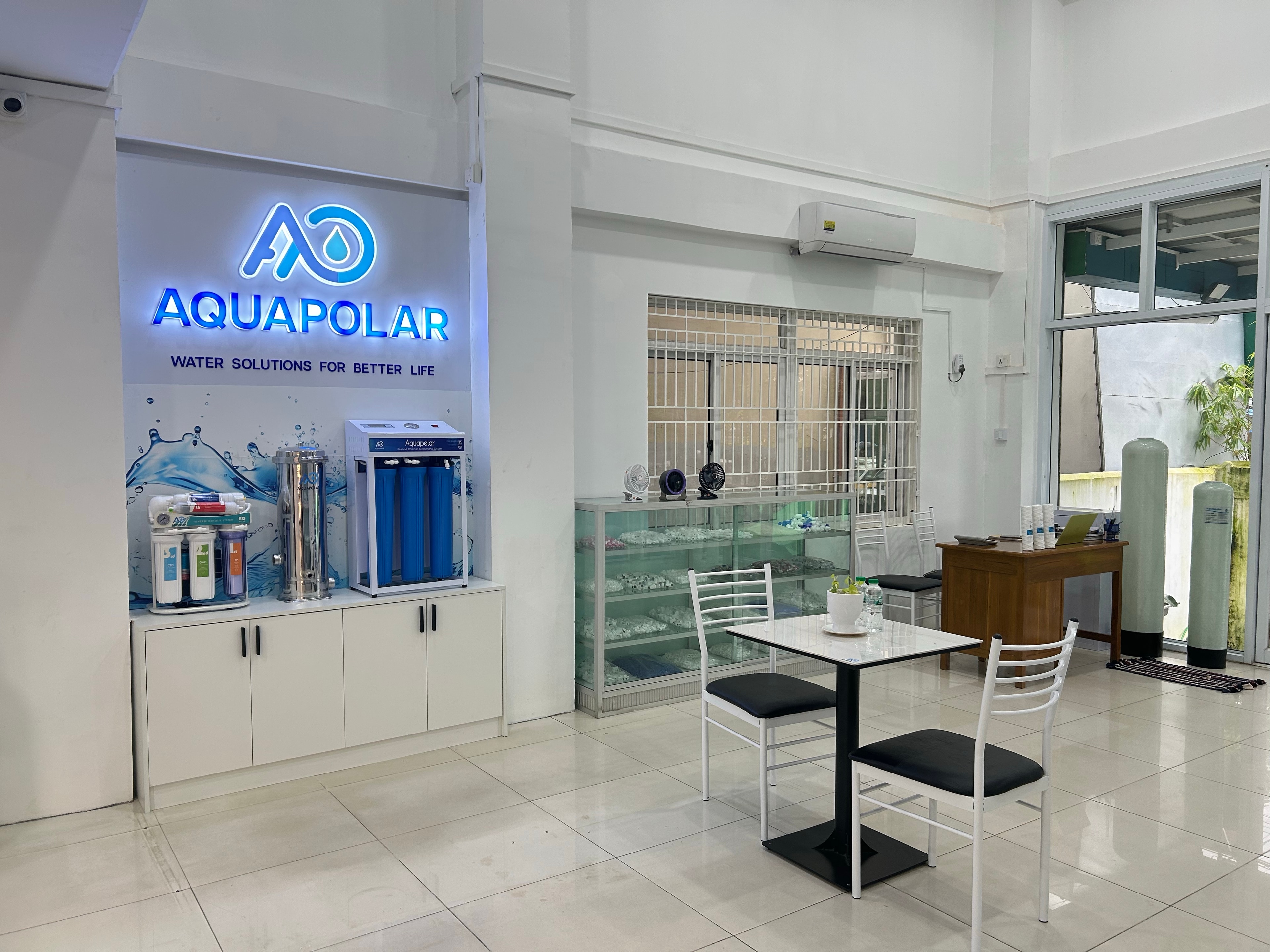 AQUAPOLAR Insein showroom interior with water treatment product displays