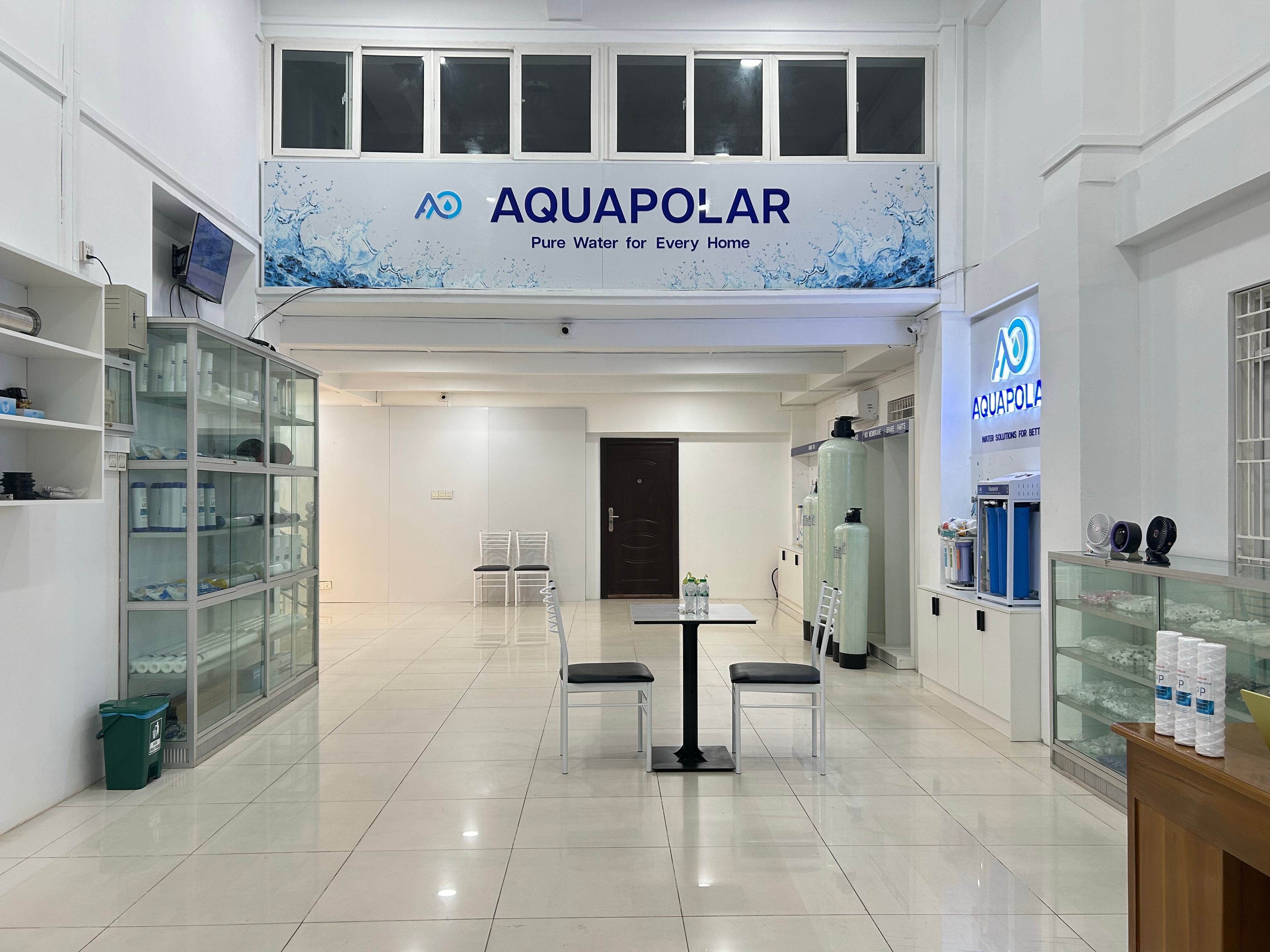 AQUAPOLAR showroom equipment floor for larger partner projects